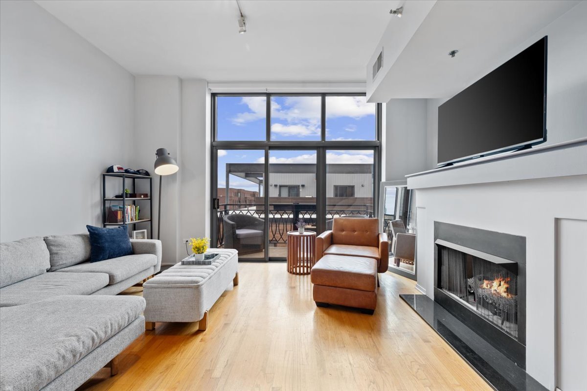 1201 W ADAMS Street 807