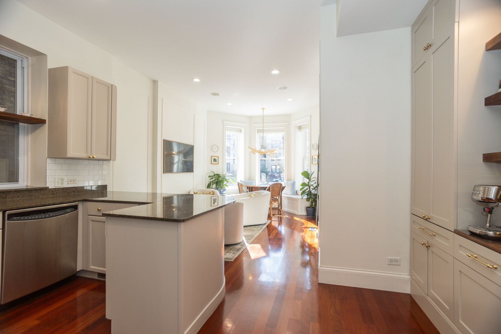 1120 W Oakdale Avenue 1F