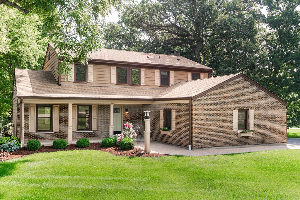 Photo for 40W630 Winchester Way, St. Charles, IL 60175 (MLS # 12436546)