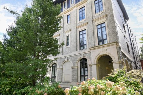 Photo of 647 W Melrose Street #5, Chicago, IL 60657 (MLS # 12515897)