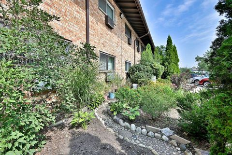Tiny photo for 842 E Old Willow Road #107, Prospect Heights, IL 60070 (MLS # 12487041)