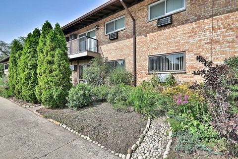Tiny photo for 842 E Old Willow Road #107, Prospect Heights, IL 60070 (MLS # 12487041)