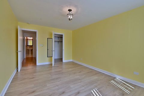 Tiny photo for 842 E Old Willow Road #107, Prospect Heights, IL 60070 (MLS # 12487041)