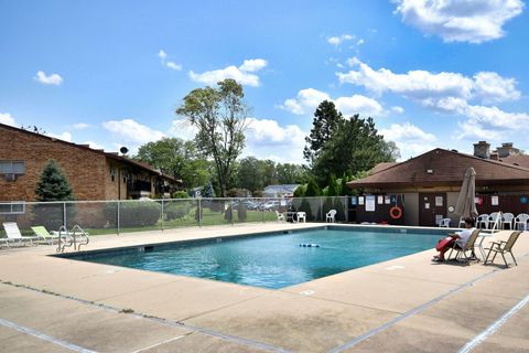 Tiny photo for 842 E Old Willow Road #107, Prospect Heights, IL 60070 (MLS # 12487041)