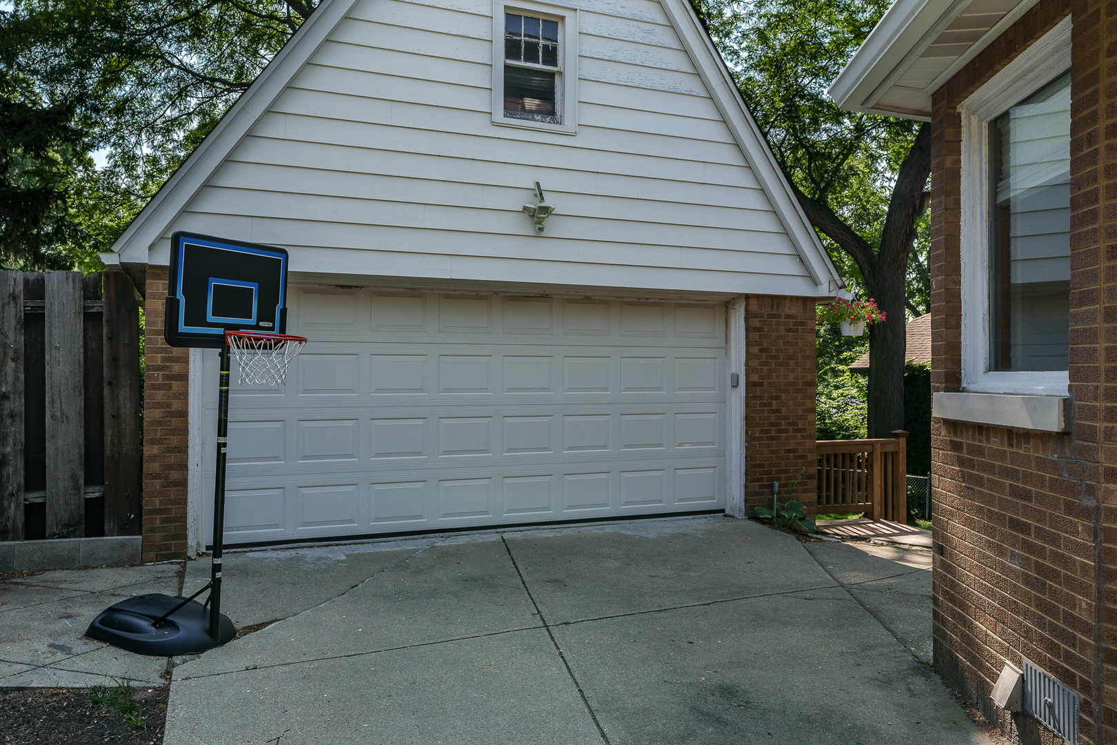 328 HOLLISTER Avenue