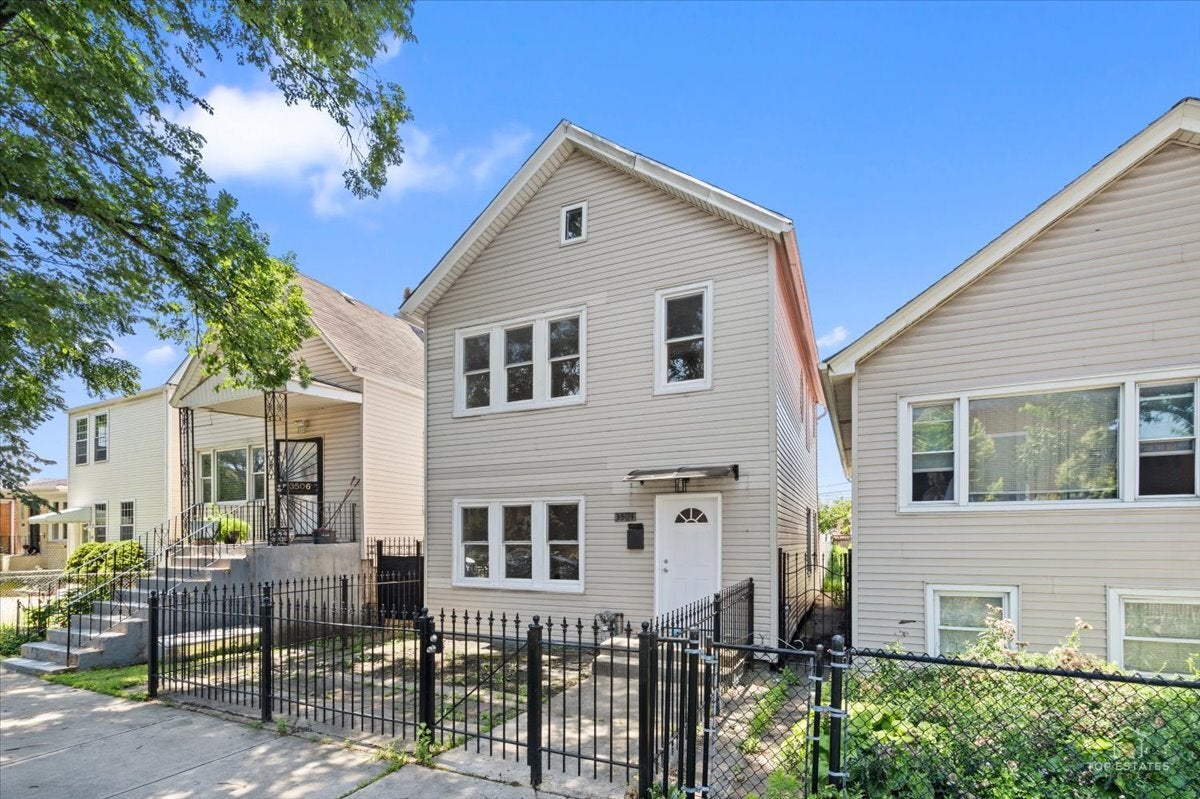 3504 S MAPLEWOOD Avenue