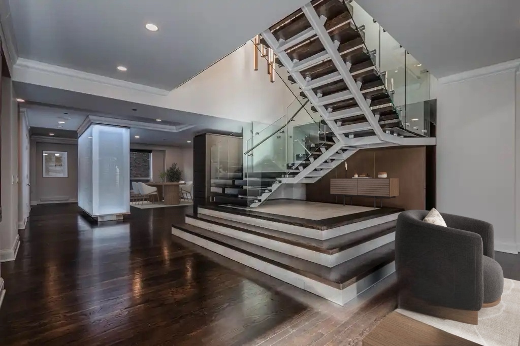 270 E Pearson Street 701-801