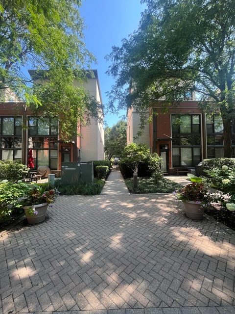 Tiny photo for 954 N Crosby Street, Chicago, IL 60610 (MLS # 12472163)