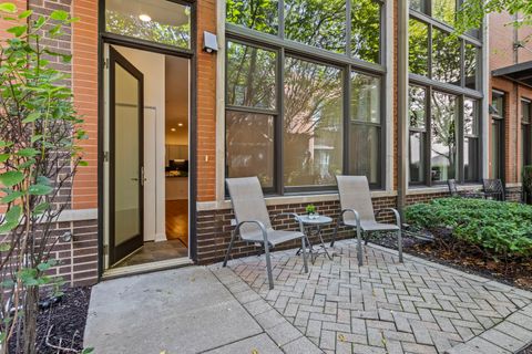 Photo of 954 N Crosby Street, Chicago, IL 60610 (MLS # 12472163)