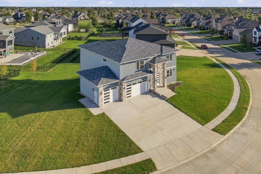 6589 Blackbird Lane