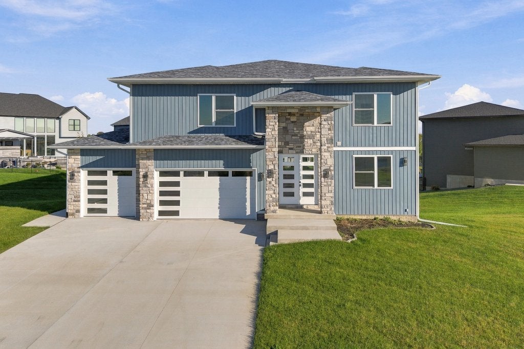 6589 Blackbird Lane