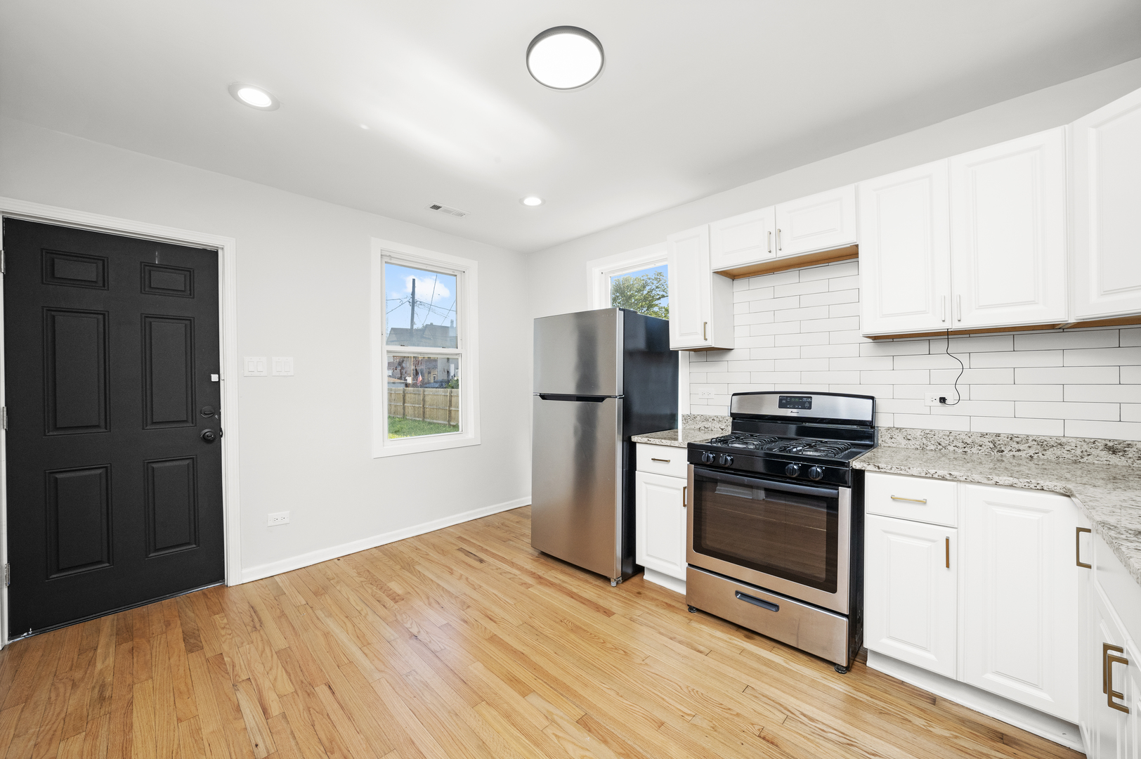 712 W 48th Place