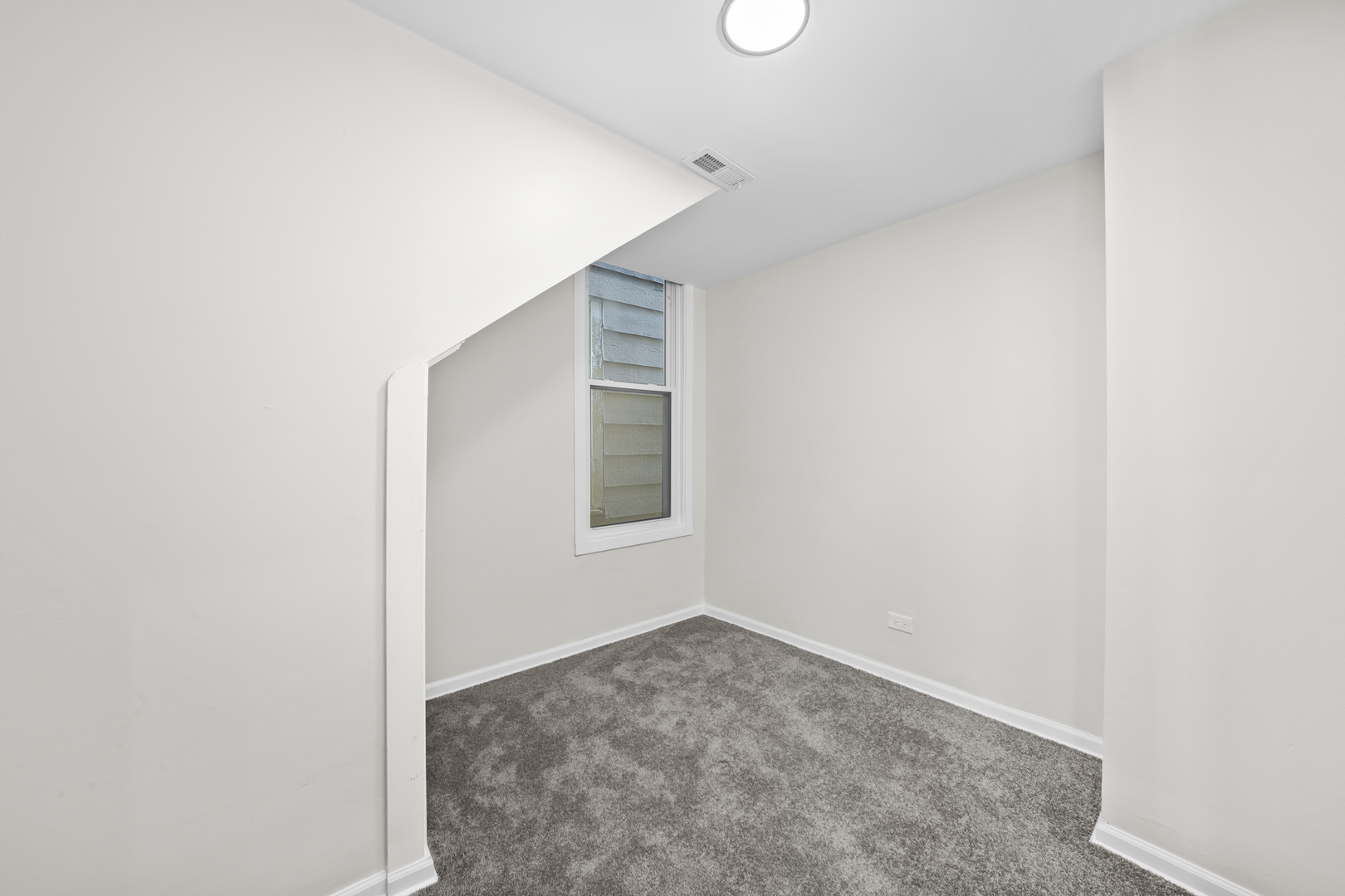 712 W 48th Place