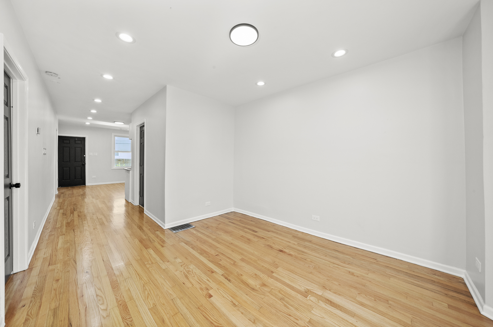712 W 48th Place