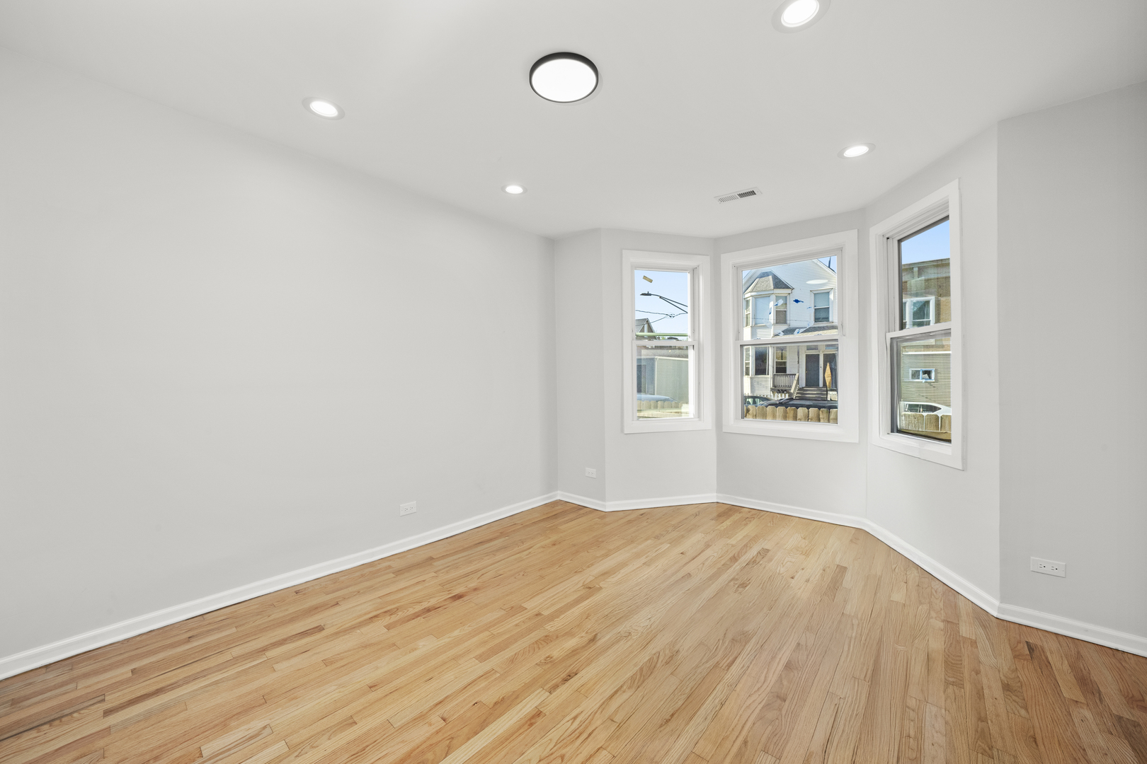 712 W 48th Place