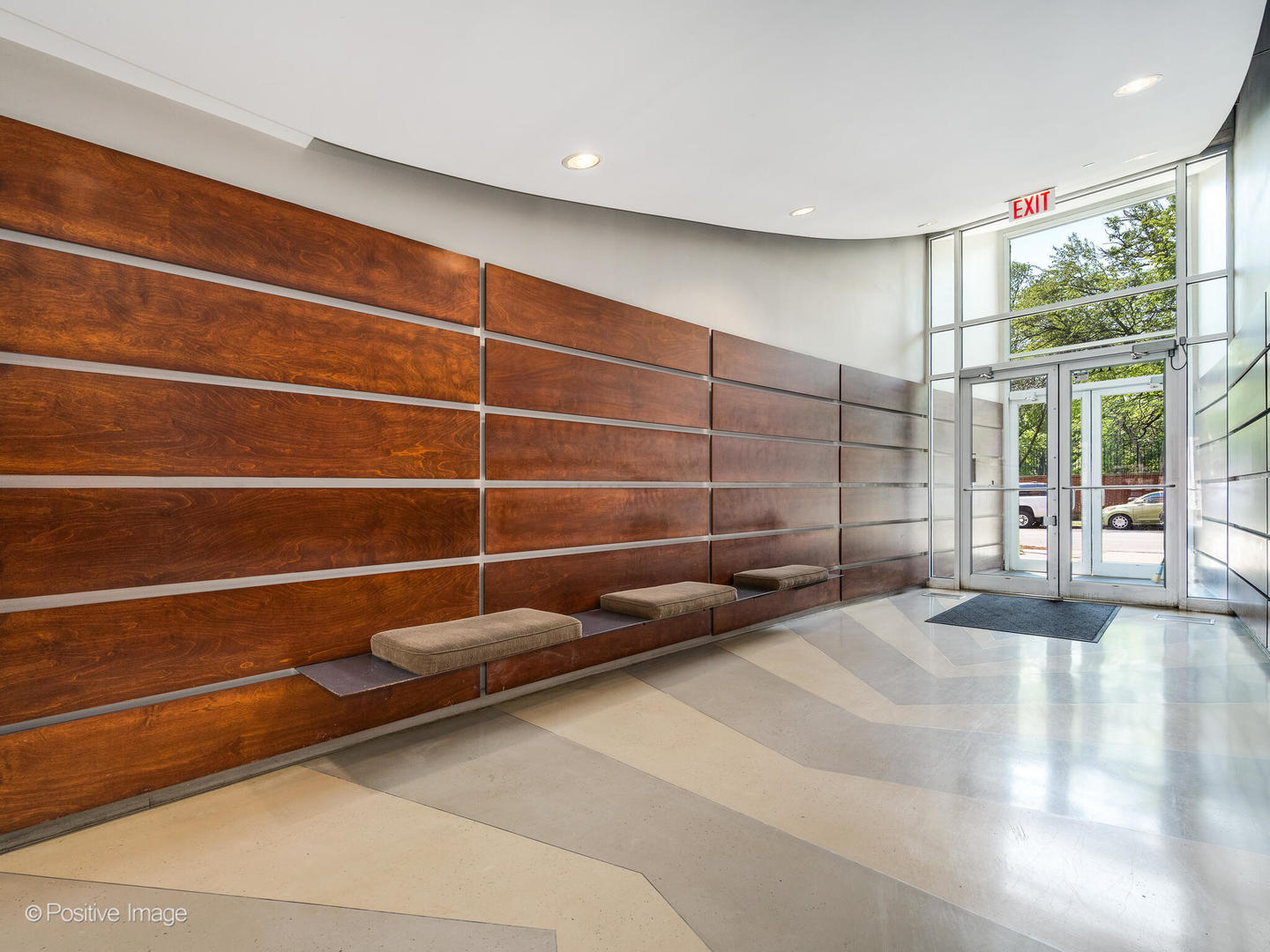 1100 W Montrose Avenue 207