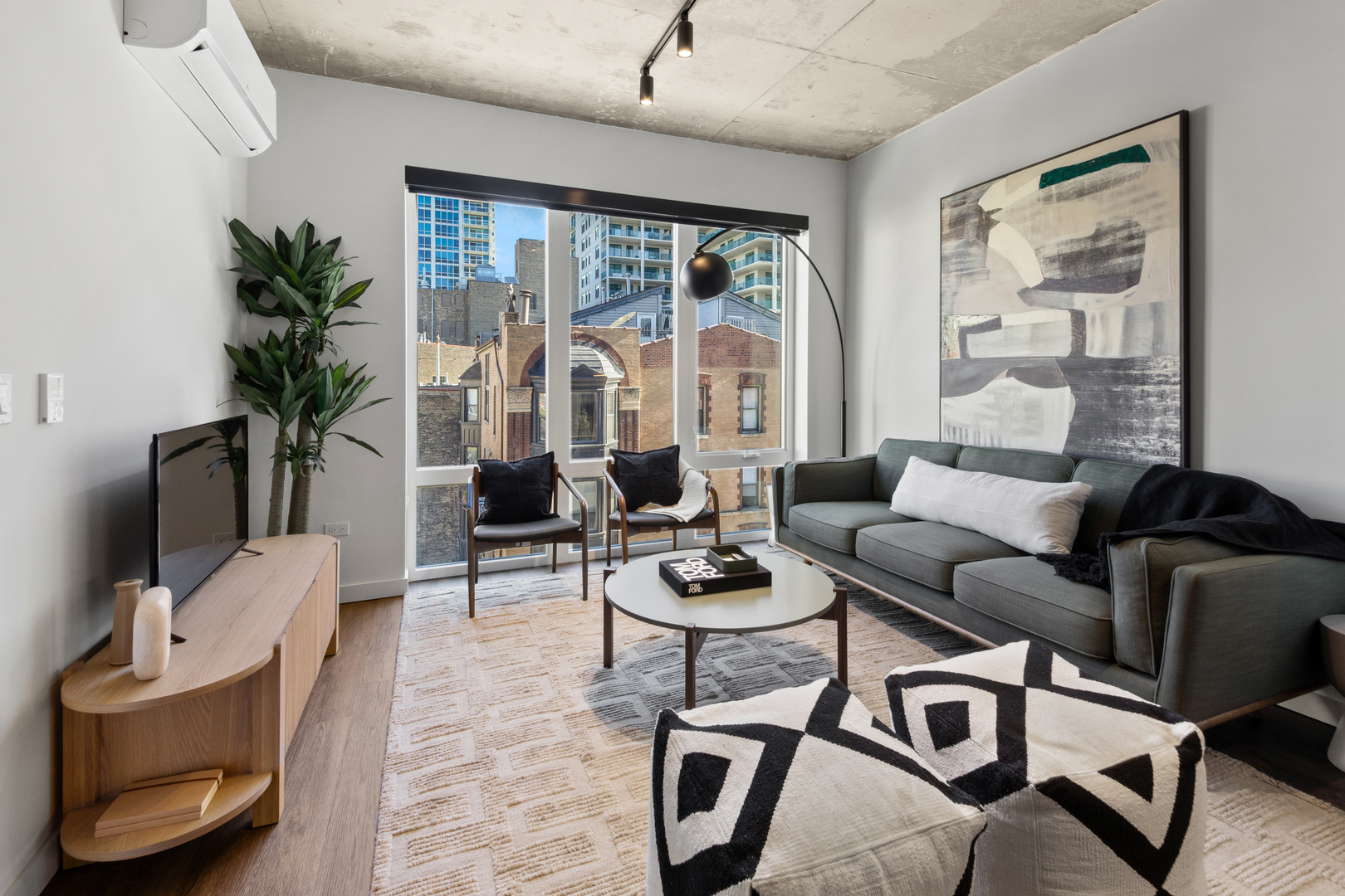 411 W Chicago Avenue C806