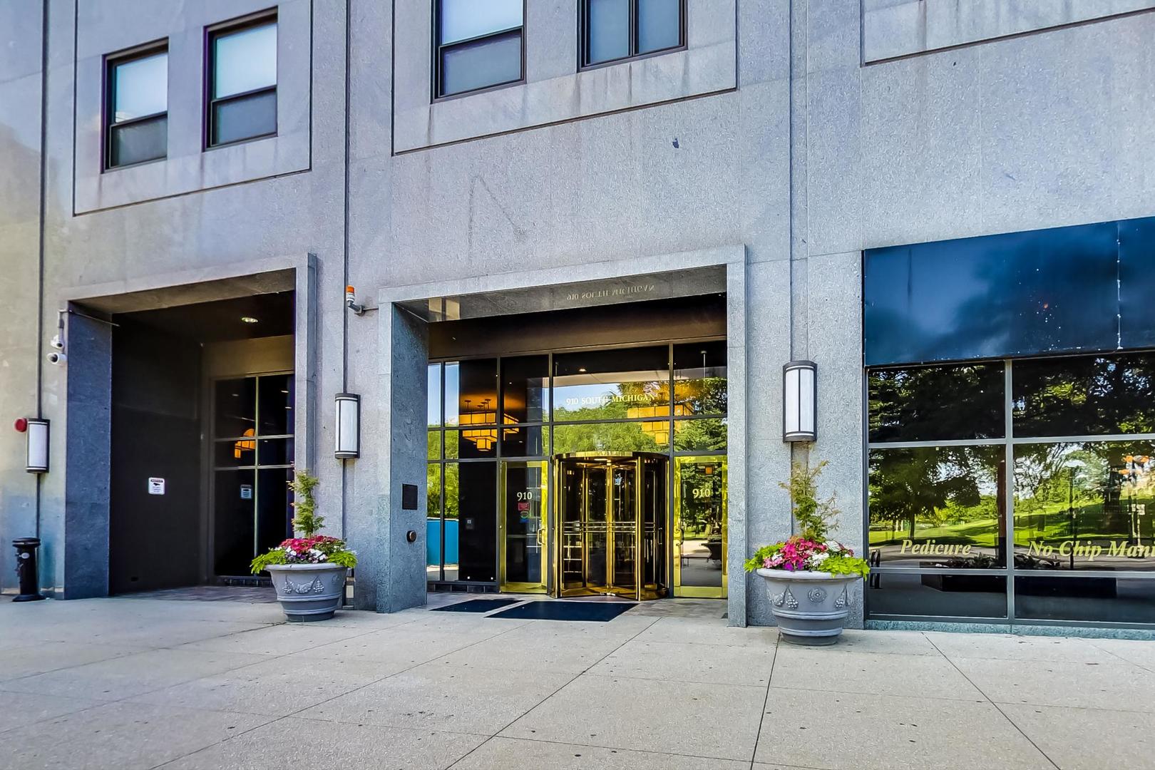 910 S Michigan Avenue 607