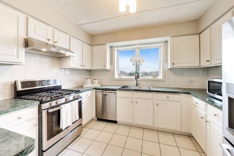 Tiny photo for 351 Town Place Circle #402, Buffalo Grove, IL 60089 (MLS # 12624660)