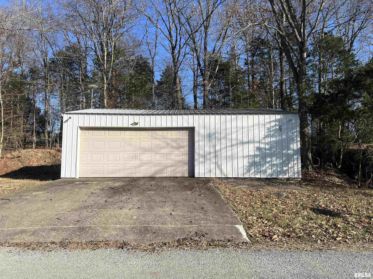 611 SUNSET Drive