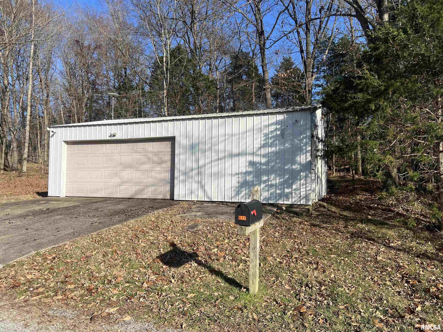 611 SUNSET Drive