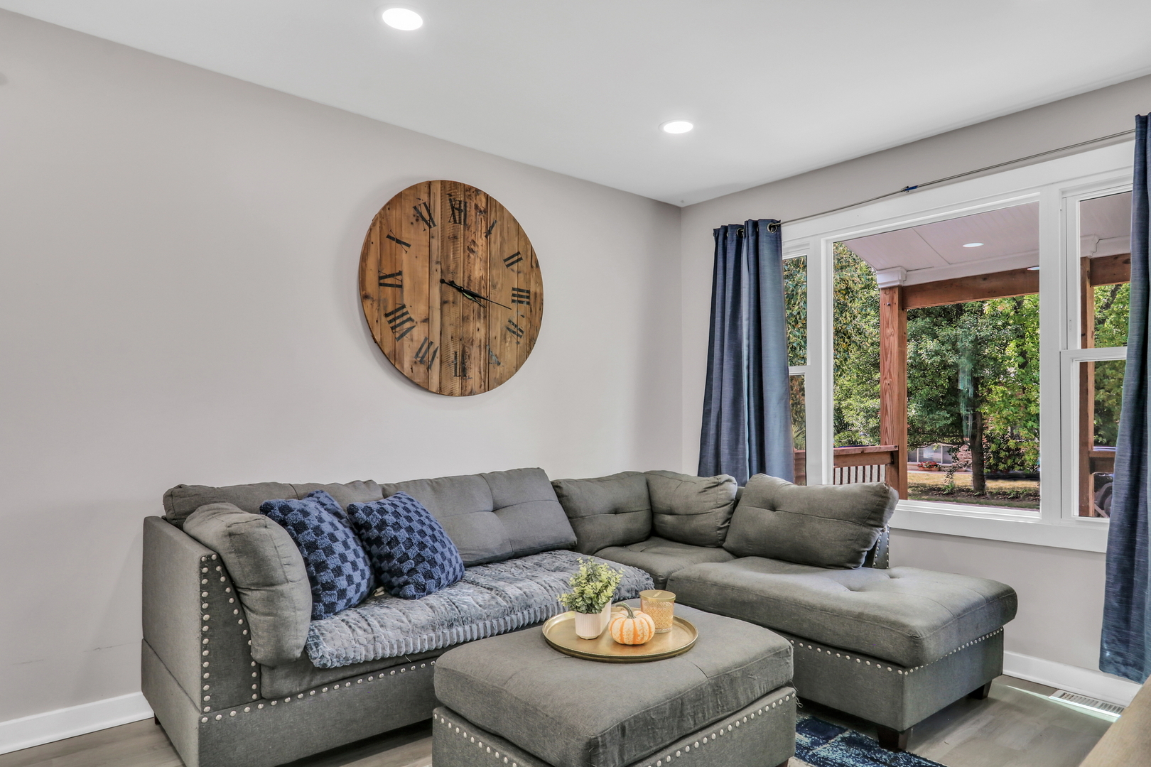 1623 N HICKORY Avenue