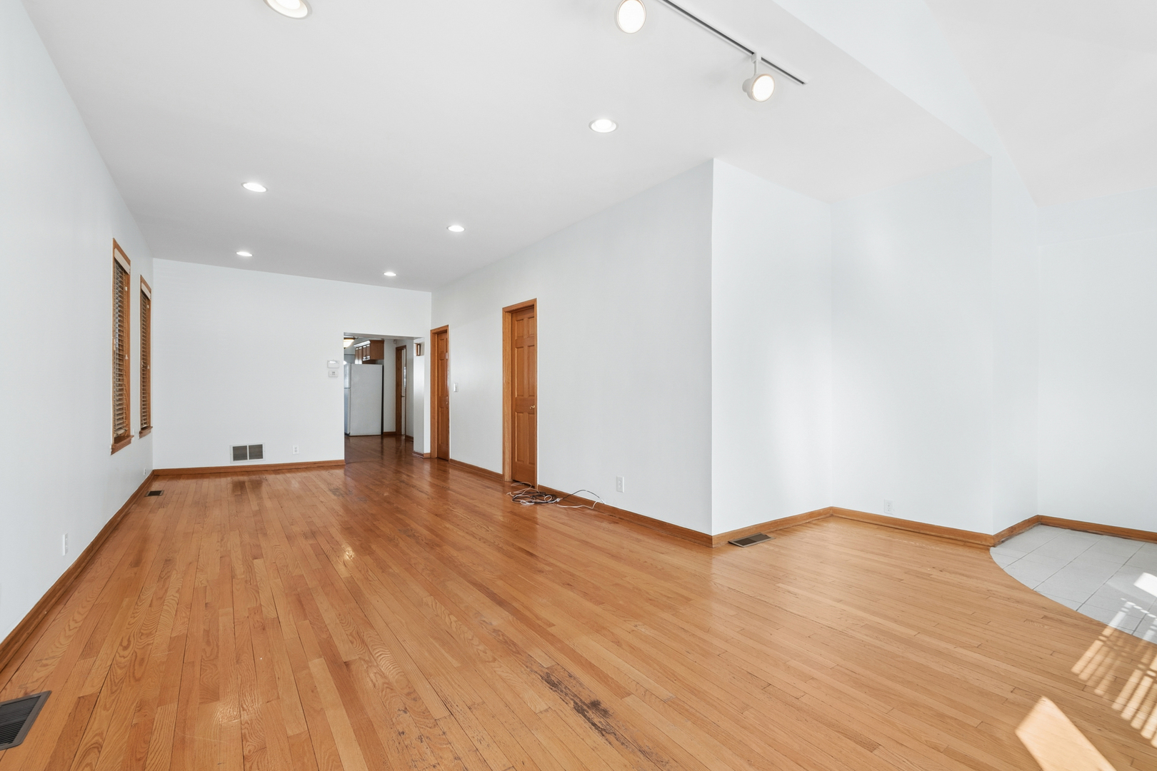 4104 N Claremont Avenue