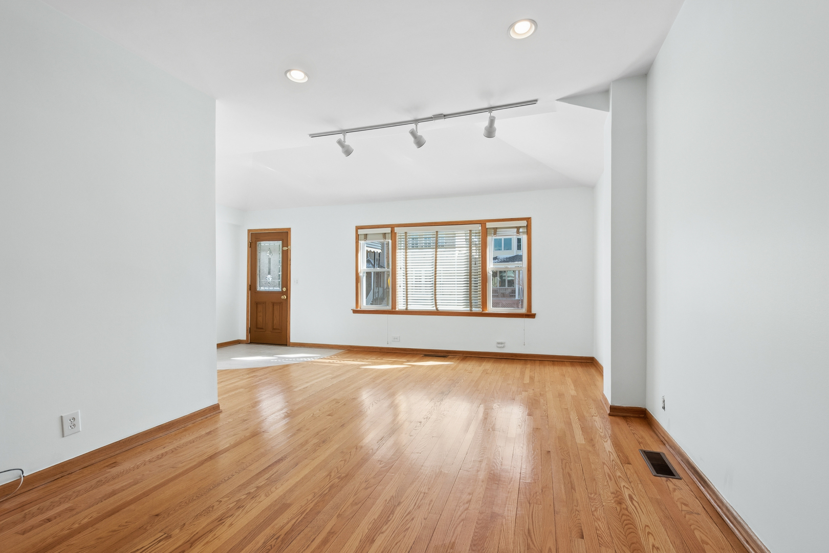 4104 N Claremont Avenue