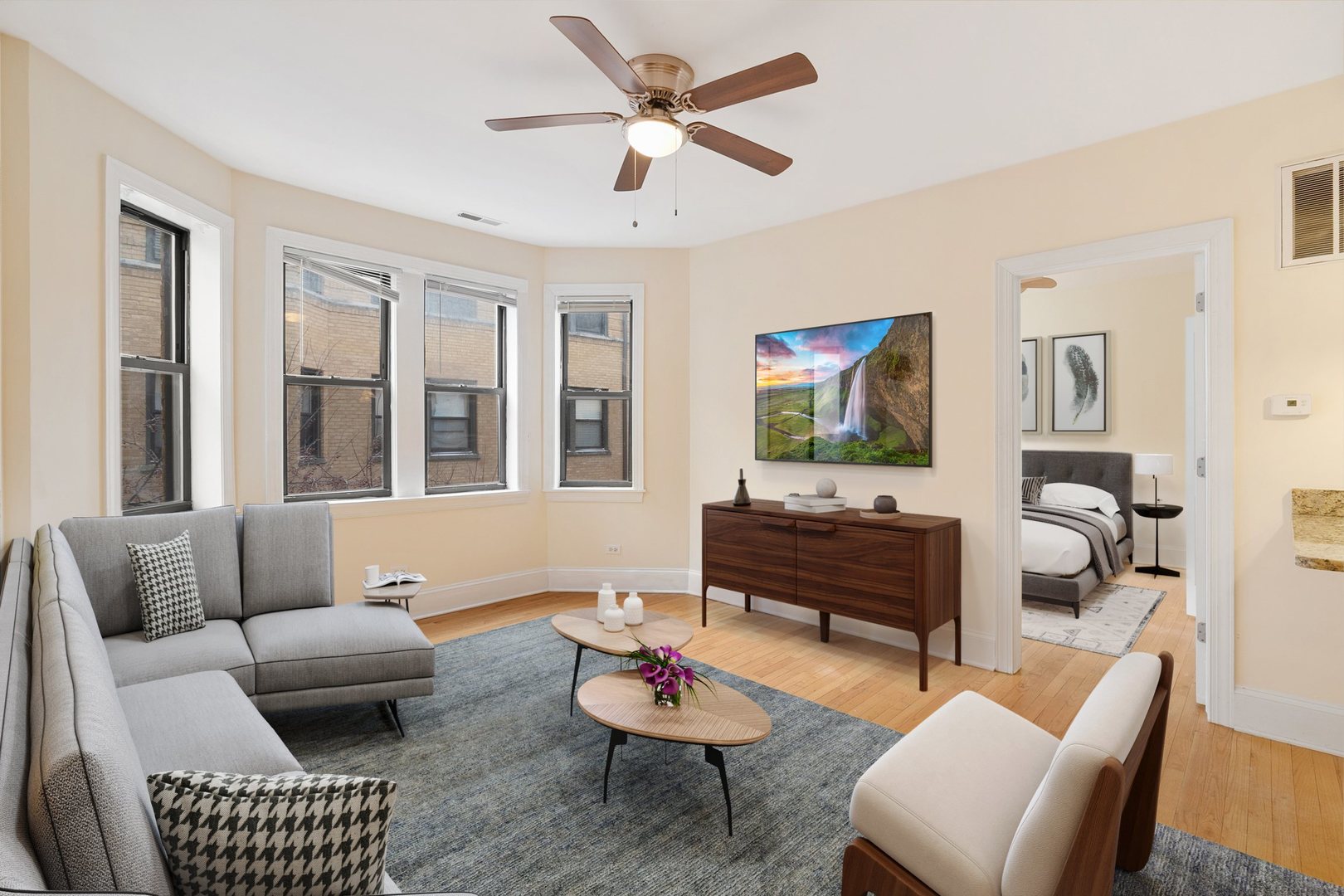 7637 N Greenview Avenue 2W