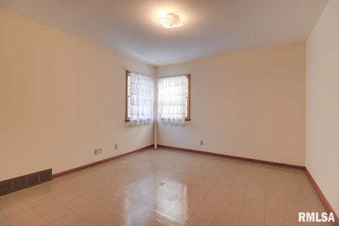 Tiny photo for 910 2ND Avenue S, Clinton, IA 52732 (MLS # QC4269032)