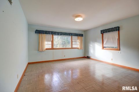 Tiny photo for 910 2ND Avenue S, Clinton, IA 52732 (MLS # QC4269032)