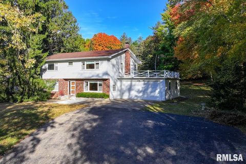 Photo of 910 2ND Avenue S, Clinton, IA 52732 (MLS # QC4269032)