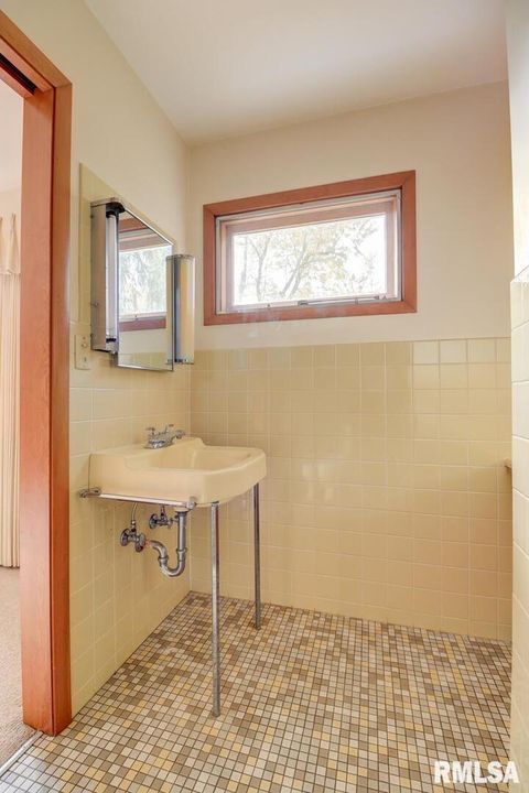 Tiny photo for 910 2ND Avenue S, Clinton, IA 52732 (MLS # QC4269032)