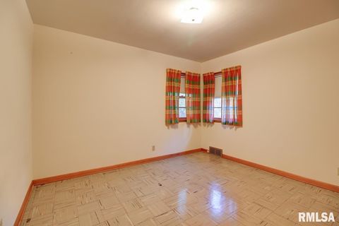 Tiny photo for 910 2ND Avenue S, Clinton, IA 52732 (MLS # QC4269032)