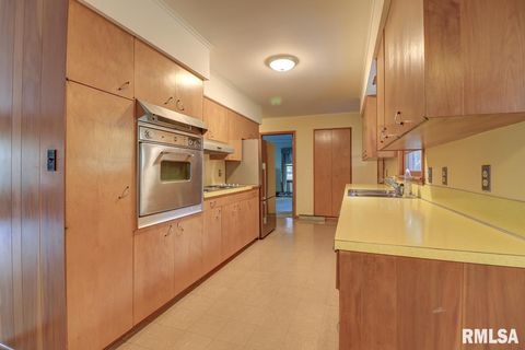 Tiny photo for 910 2ND Avenue S, Clinton, IA 52732 (MLS # QC4269032)