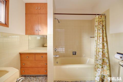 Tiny photo for 910 2ND Avenue S, Clinton, IA 52732 (MLS # QC4269032)