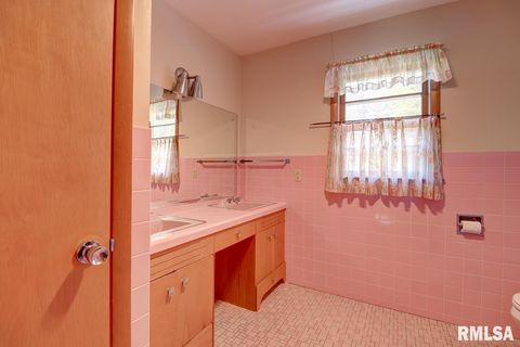 Tiny photo for 910 2ND Avenue S, Clinton, IA 52732 (MLS # QC4269032)