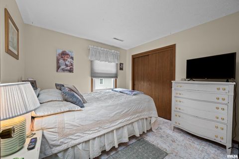 Tiny photo for 2422 E 51ST Street #E, Davenport, IA 52807 (MLS # QC4267757)