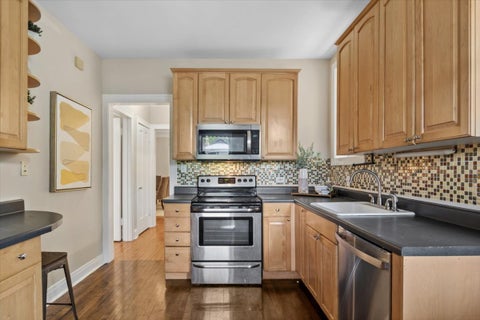 Tiny photo for 1530 W Elmdale Avenue #1, Chicago, IL 60660 (MLS # 12668484)