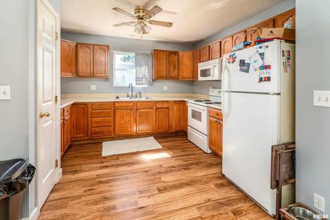 Tiny photo for 902 N TAFT Street, Marion, IL 62959 (MLS # QC4268105)