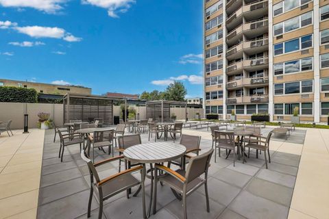 Tiny photo for 555 W CORNELIA Avenue #1711, Chicago, IL 60657 (MLS # 12491038)