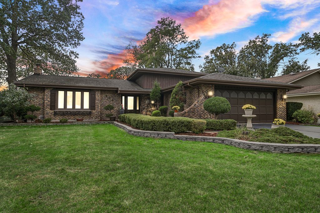 Photo for 292 Juniper Drive, Wood Dale, IL 60191 (MLS # 12494280)