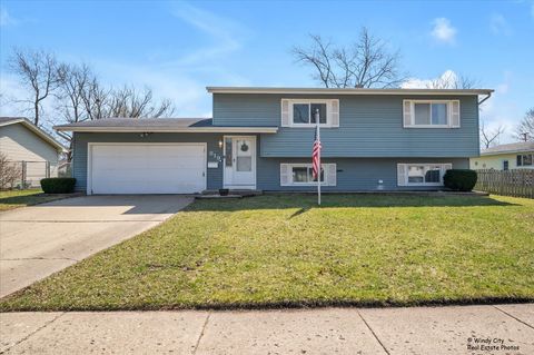 Photo of 819 Dartmoor Drive, Crystal Lake, IL 60014 (MLS # 12607500)