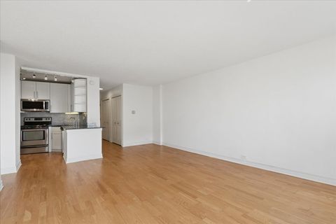 Tiny photo for 2930 N Sheridan Road #1403, Chicago, IL 60657 (MLS # 12598006)