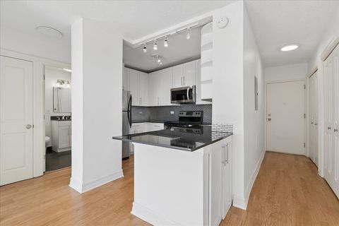 Tiny photo for 2930 N Sheridan Road #1403, Chicago, IL 60657 (MLS # 12598006)