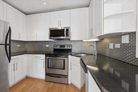 Tiny photo for 2930 N Sheridan Road #1403, Chicago, IL 60657 (MLS # 12598006)