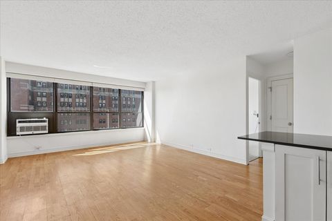 Tiny photo for 2930 N Sheridan Road #1403, Chicago, IL 60657 (MLS # 12598006)