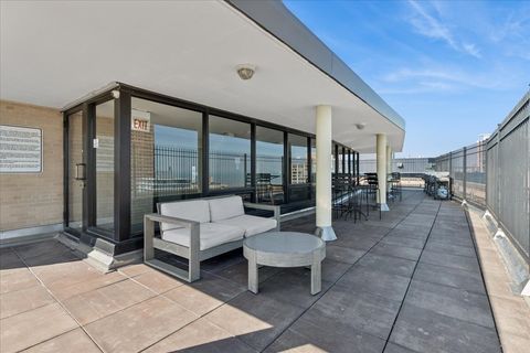 Tiny photo for 2930 N Sheridan Road #1403, Chicago, IL 60657 (MLS # 12598006)