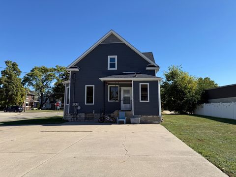 Tiny photo for 1024 Peoria Street, Peru, IL 61354 (MLS # 12486446)