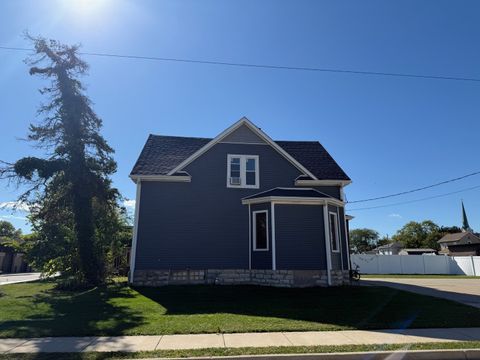 Tiny photo for 1024 Peoria Street, Peru, IL 61354 (MLS # 12486446)